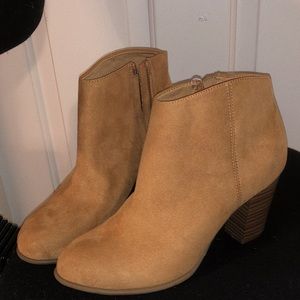 Beige booties/ankle boots! Like new (Old Navy)